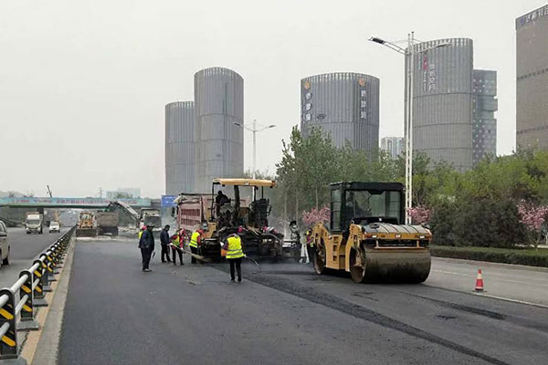 高速公路路面施工為什么多數(shù)使用瀝青材料？